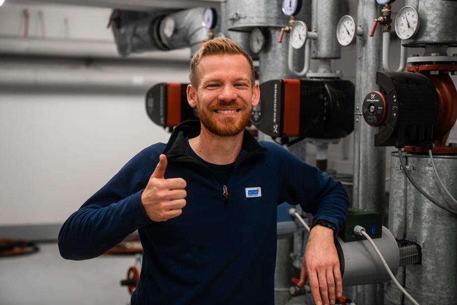 WETABO-Monteur mit Daumen hoch im Technikraum